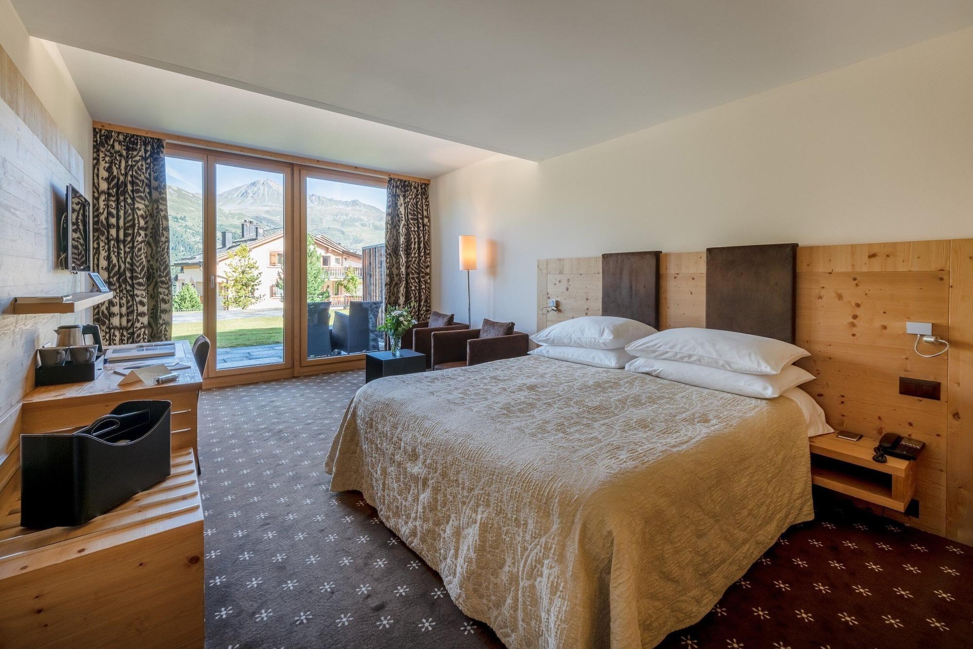 Nira Alpina Hotel 4*