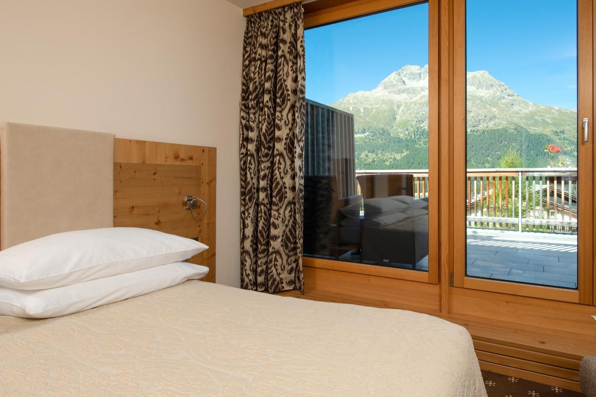 Nira Alpina Hotel 4*